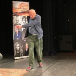 Leo Folgering doet de zwembadpas voor.